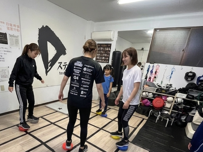 バランストレーニングをする会員