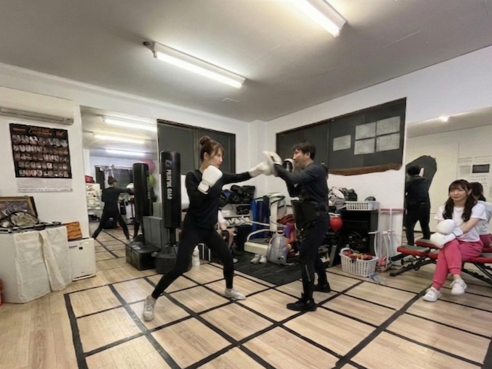 Dスタ！店内でのミット打ち・シャドー練習の様子
